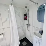 Fint Gjesterom Med Bad Og Kjokken Til Leie Naer Eb Stranda Med Penzion 3*