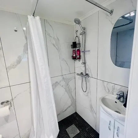 Fint Gjesterom Med Bad Og Kjokken Til Leie Naer Eb Stranda Med Guest house *