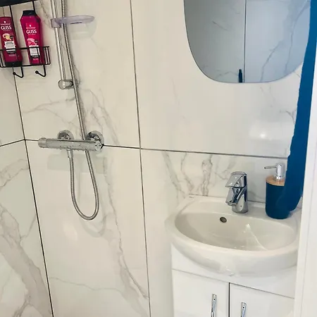 Guest house Fint Gjesterom Med Bad Og Kjokken Til Leie Naer Eb Stranda Med *