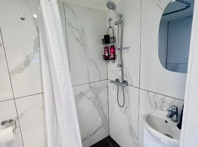 Fint Gjesterom Med Bad Og Kjokken Til Leie Naer Eb Stranda Med Casa de hóspedes 3*