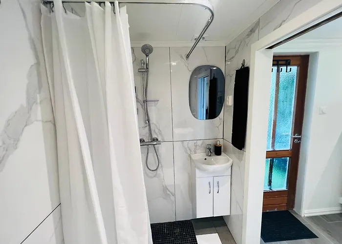 Fint Gjesterom Med Bad Og Kjokken Til Leie Naer Eb Stranda Med Arendal