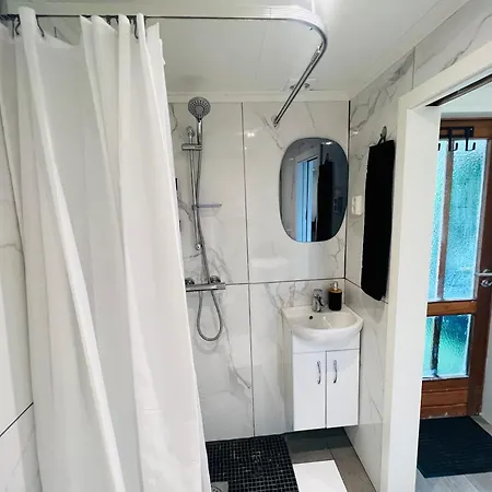 Fint Gjesterom Med Bad Og Kjokken Til Leie Naer Eb Stranda Med Arendal